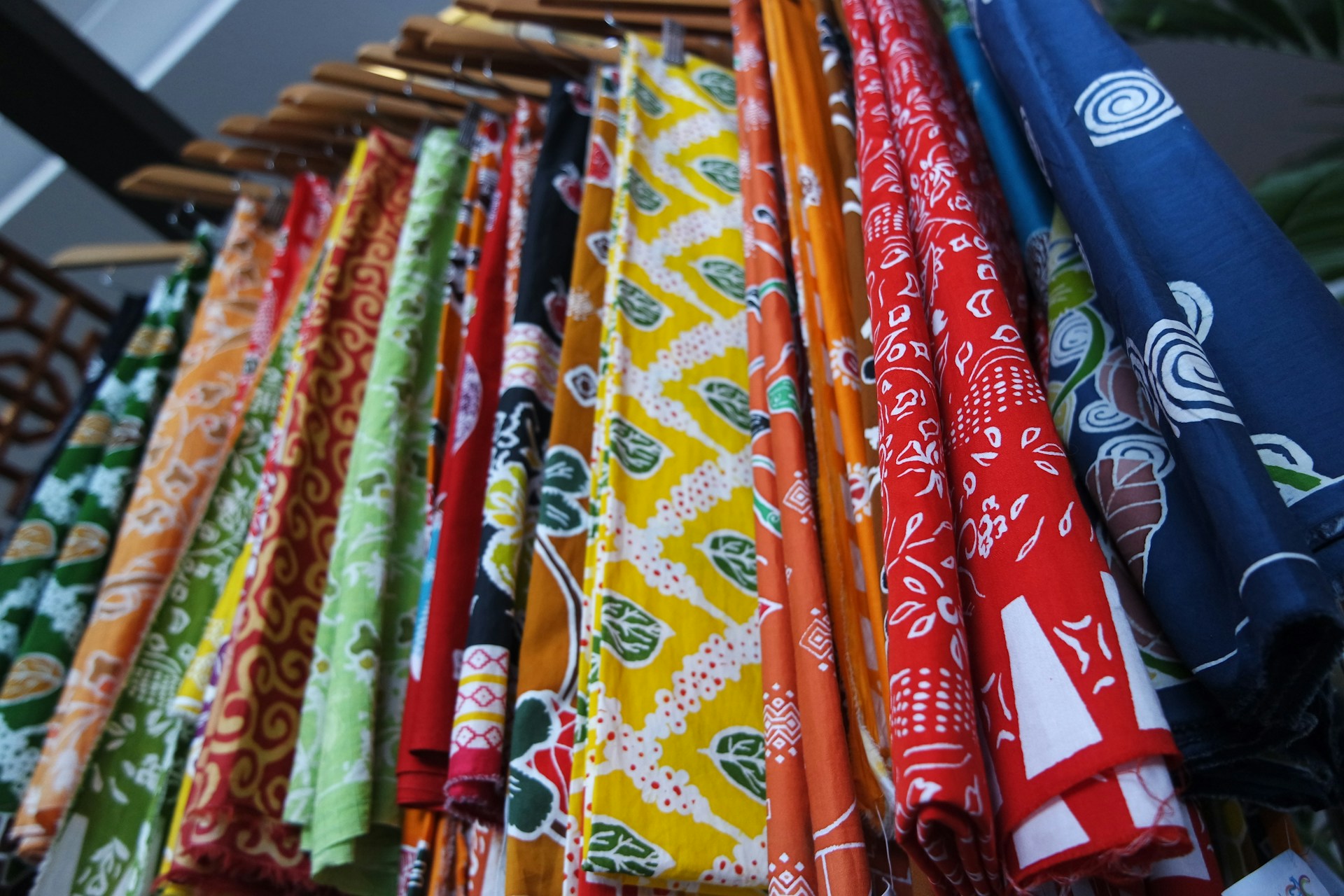 [Gambar detail kain batik yang indah]
